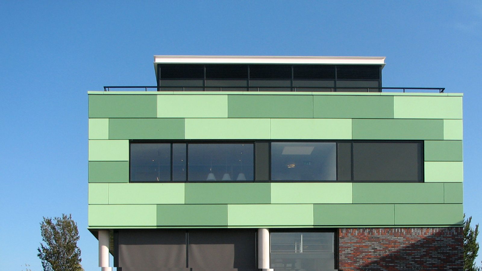 Het eigen ontworpen kantoorpand van Nieuweboer Architecten met groene gevel