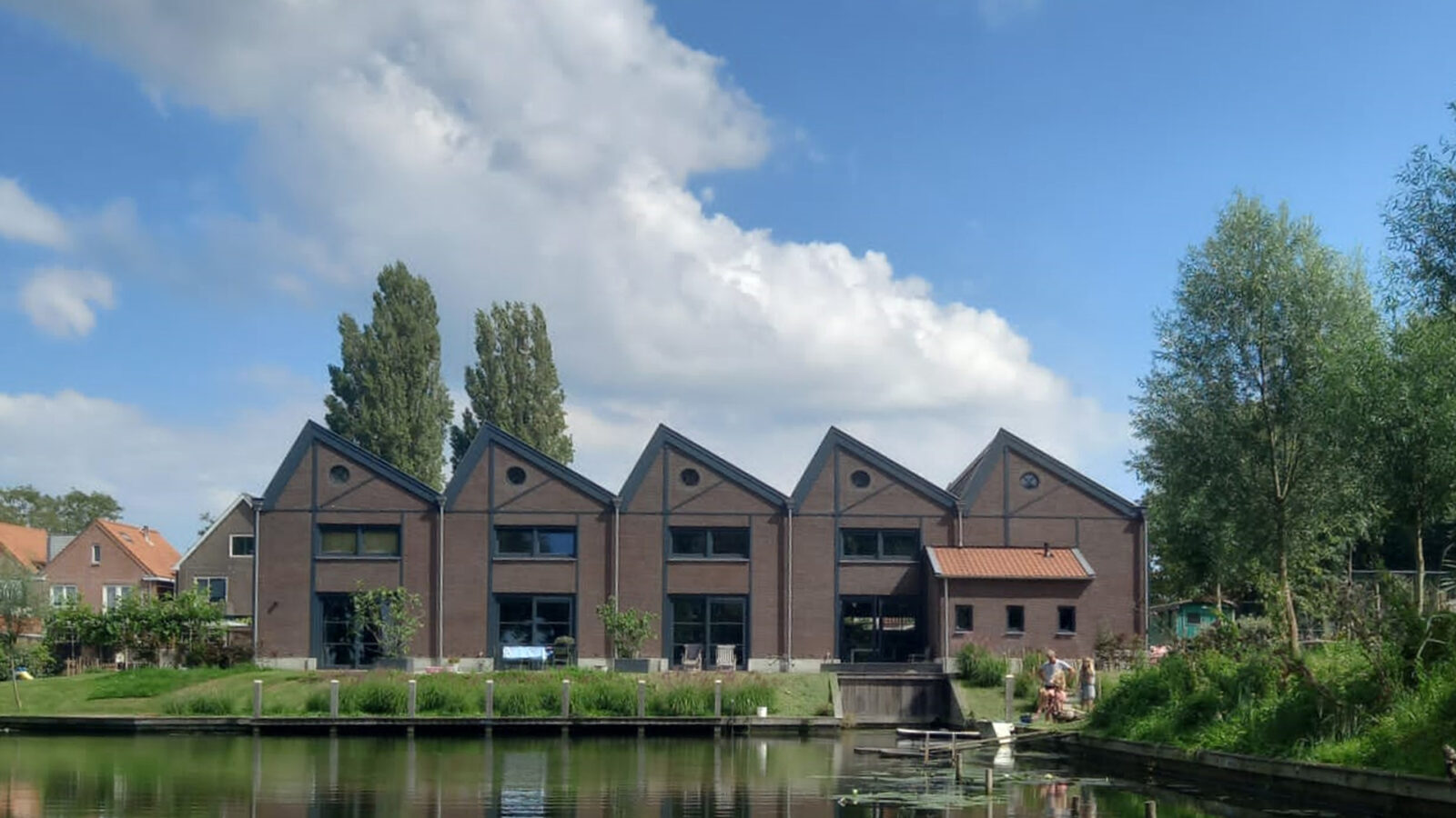 Voormalige bloemenveiling Enkhuizen herbestemd tot woning met bedrijfsruimte