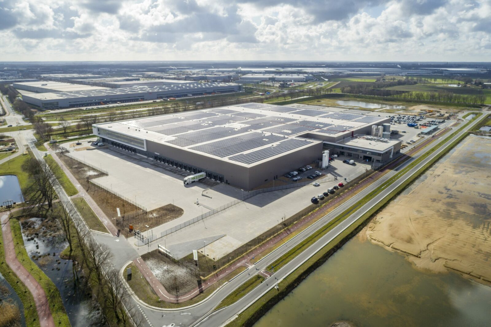 Productie- en distributiecentrum Hessing in Venlo, luchtfoto